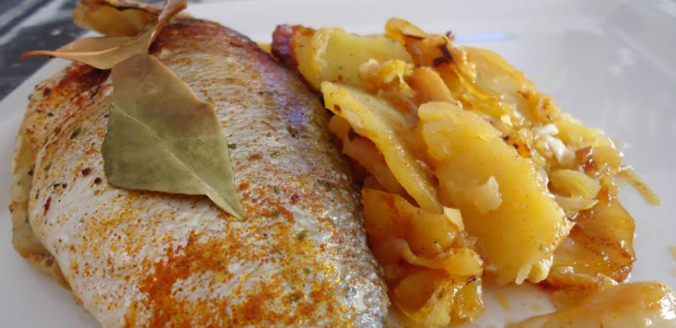 Dorado al horno con papas y cebollas