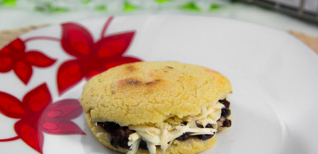 Arepa con caraotas y queso blanco