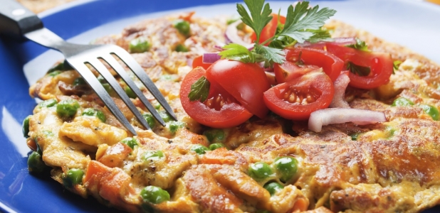 Omelette con mozarrella, espinacas, cebollas y tomates.