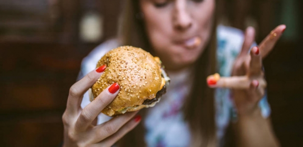 ¿Son iguales el trastorno por atracón y comer en exceso?